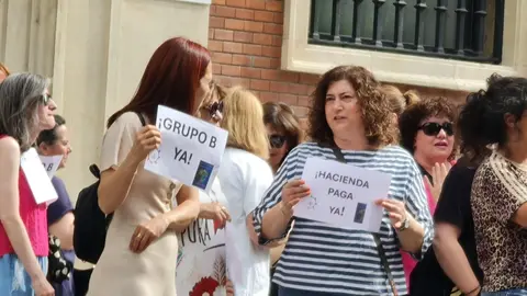 Los Técnicos Superiores Sanitarios (TSS) de León se han concentrado este jueves en la avenida Ordoño II, frente a la sede provincial del Ministerio de Economía y Hacienda, como parte de una serie de movilizaciones a nivel estatal.