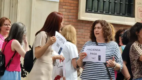 Los Técnicos Superiores Sanitarios (TSS) de León se han concentrado este jueves en la avenida Ordoño II, frente a la sede provincial del Ministerio de Economía y Hacienda, como parte de una serie de movilizaciones a nivel estatal.