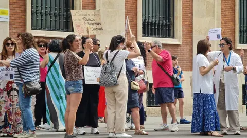 Los Técnicos Superiores Sanitarios (TSS) de León se han concentrado este jueves en la avenida Ordoño II, frente a la sede provincial del Ministerio de Economía y Hacienda, como parte de una serie de movilizaciones a nivel estatal.