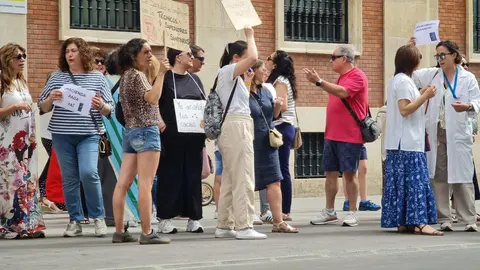 Los Técnicos Superiores Sanitarios (TSS) de León se han concentrado este jueves en la avenida Ordoño II, frente a la sede provincial del Ministerio de Economía y Hacienda, como parte de una serie de movilizaciones a nivel estatal.