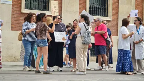Los Técnicos Superiores Sanitarios (TSS) de León se han concentrado este jueves en la avenida Ordoño II, frente a la sede provincial del Ministerio de Economía y Hacienda, como parte de una serie de movilizaciones a nivel estatal.