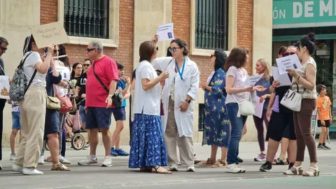 Los Técnicos Superiores Sanitarios (TSS) de León se han concentrado este jueves en la avenida Ordoño II, frente a la sede provincial del Ministerio de Economía y Hacienda, como parte de una serie de movilizaciones a nivel estatal.