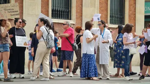 Los Técnicos Superiores Sanitarios (TSS) de León se han concentrado este jueves en la avenida Ordoño II, frente a la sede provincial del Ministerio de Economía y Hacienda, como parte de una serie de movilizaciones a nivel estatal.