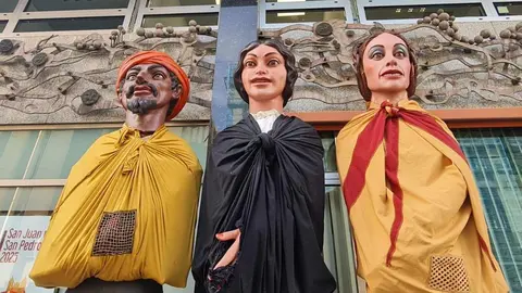 El desfile de 'Gigantes y cabezudos' se ha convertido en un símbolo indiscutible del arranque festivo en la capital leonesa. Con la llegada de las Fiestas de San Juan y San Pedro, la ciudad se prepara para recibir a estas emblemáticas figuras que encarnan el folklore, la memoria popular y el humor más cercano.