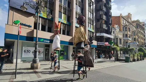 El desfile de 'Gigantes y cabezudos' se ha convertido en un símbolo indiscutible del arranque festivo en la capital leonesa. Con la llegada de las Fiestas de San Juan y San Pedro, la ciudad se prepara para recibir a estas emblemáticas figuras que encarnan el folklore, la memoria popular y el humor más cercano.