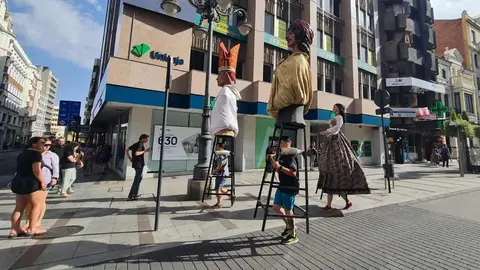 El desfile de 'Gigantes y cabezudos' se ha convertido en un símbolo indiscutible del arranque festivo en la capital leonesa. Con la llegada de las Fiestas de San Juan y San Pedro, la ciudad se prepara para recibir a estas emblemáticas figuras que encarnan el folklore, la memoria popular y el humor más cercano.
