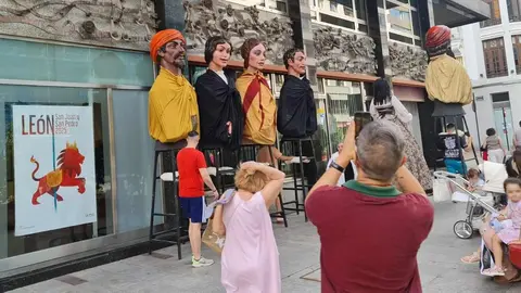 El desfile de 'Gigantes y cabezudos' se ha convertido en un símbolo indiscutible del arranque festivo en la capital leonesa. Con la llegada de las Fiestas de San Juan y San Pedro, la ciudad se prepara para recibir a estas emblemáticas figuras que encarnan el folklore, la memoria popular y el humor más cercano.