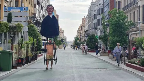 El desfile de 'Gigantes y cabezudos' se ha convertido en un símbolo indiscutible del arranque festivo en la capital leonesa. Con la llegada de las Fiestas de San Juan y San Pedro, la ciudad se prepara para recibir a estas emblemáticas figuras que encarnan el folklore, la memoria popular y el humor más cercano.