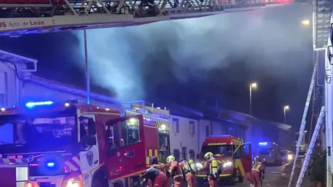 Un incendio de grandes proporciones se desató a última hora de este jueves en una vivienda situada en la calle La Fuente de Chozas de Arriba. En la casa, de más de medio siglo y con una estructura de madera, residía un matrimonio junto a su hija menor de edad, quienes lograron salir del inmueble por sus propios medios al percatarse del intenso humo. Fotos: Bomberos de León