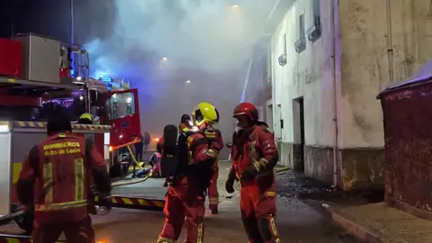 Un incendio de grandes proporciones se desató a última hora de este jueves en una vivienda situada en la calle La Fuente de Chozas de Arriba. En la casa, de más de medio siglo y con una estructura de madera, residía un matrimonio junto a su hija menor de edad, quienes lograron salir del inmueble por sus propios medios al percatarse del intenso humo. Fotos: Bomberos de León