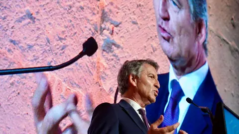 El presidente de la Junta, Alfonso Fernández Mañueco, y el presidente nacional del PP, Alberto Núñez Feijóo, participan en el 11º Congreso Regional Empresa Familiar Castilla y León, ''Somos Futuro''. Fotos: Miriam Chacón Antón