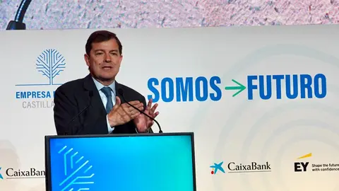 El presidente de la Junta, Alfonso Fernández Mañueco, y el presidente nacional del PP, Alberto Núñez Feijóo, participan en el 11º Congreso Regional Empresa Familiar Castilla y León, ''Somos Futuro''. Fotos: Miriam Chacón Antón