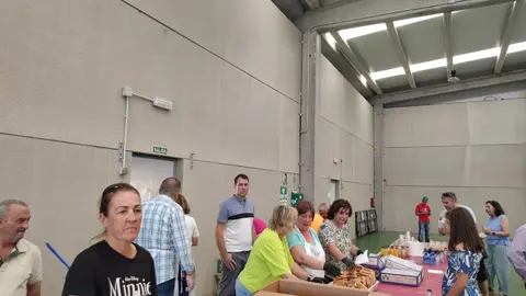 Decenas de familias disfrutaron este jueves en Azadinos de una jornada lúdica organizada por los Ayuntamientos de Sariegos y Cuadros, con música en directo, juegos, talleres y una gran merienda popular.