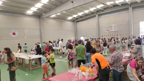 Decenas de familias disfrutaron este jueves en Azadinos de una jornada lúdica organizada por los Ayuntamientos de Sariegos y Cuadros, con música en directo, juegos, talleres y una gran merienda popular.