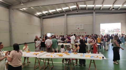 Decenas de familias disfrutaron este jueves en Azadinos de una jornada lúdica organizada por los Ayuntamientos de Sariegos y Cuadros, con música en directo, juegos, talleres y una gran merienda popular.