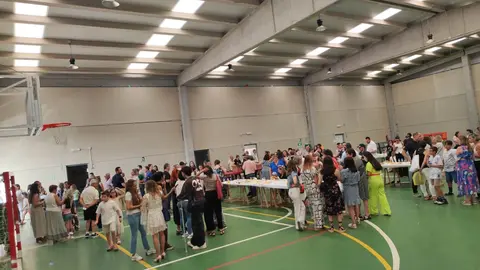 Decenas de familias disfrutaron este jueves en Azadinos de una jornada lúdica organizada por los Ayuntamientos de Sariegos y Cuadros, con música en directo, juegos, talleres y una gran merienda popular.