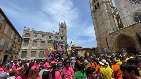 Más de 1.500 personas y una treintena de peñas dan el pistoletazo festivo a San Juan y San Pedro con un desfile vibrante entre banderas, música y emoción compartida.