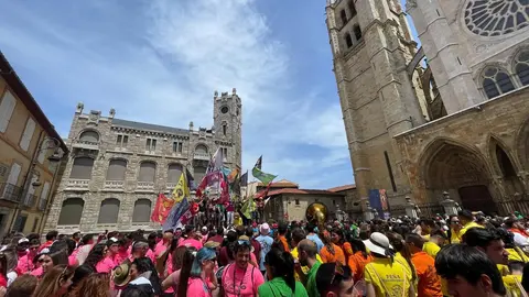 Más de 1.500 personas y una treintena de peñas dan el pistoletazo festivo a San Juan y San Pedro con un desfile vibrante entre banderas, música y emoción compartida.