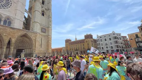 Más de 1.500 personas y una treintena de peñas dan el pistoletazo festivo a San Juan y San Pedro con un desfile vibrante entre banderas, música y emoción compartida.