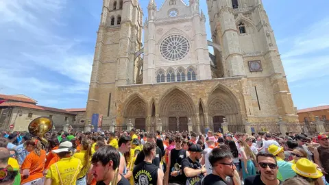 Más de 1.500 personas y una treintena de peñas dan el pistoletazo festivo a San Juan y San Pedro con un desfile vibrante entre banderas, música y emoción compartida.