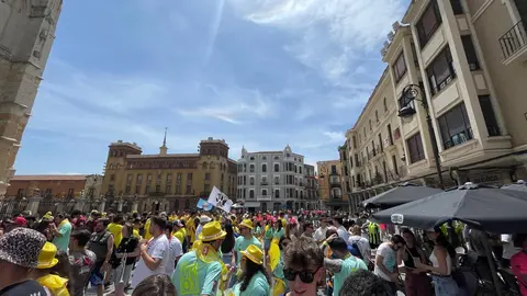 Más de 1.500 personas y una treintena de peñas dan el pistoletazo festivo a San Juan y San Pedro con un desfile vibrante entre banderas, música y emoción compartida.