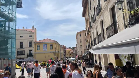 Más de 1.500 personas y una treintena de peñas dan el pistoletazo festivo a San Juan y San Pedro con un desfile vibrante entre banderas, música y emoción compartida.