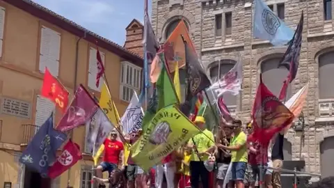 Más de 1.500 personas y una treintena de peñas dan el pistoletazo festivo a San Juan y San Pedro con un desfile vibrante entre banderas, música y emoción compartida.