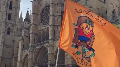 Más de 1.500 personas y una treintena de peñas dan el pistoletazo festivo a San Juan y San Pedro con un desfile vibrante entre banderas, música y emoción compartida.