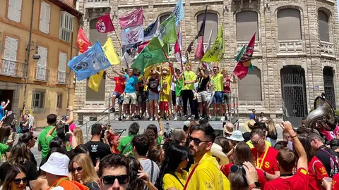 Más de 1.500 personas y una treintena de peñas dan el pistoletazo festivo a San Juan y San Pedro con un desfile vibrante entre banderas, música y emoción compartida.