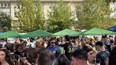Más de 1.500 personas y una treintena de peñas dan el pistoletazo festivo a San Juan y San Pedro con un desfile vibrante entre banderas, música y emoción compartida.