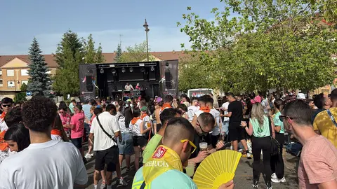 Más de 1.500 personas y una treintena de peñas dan el pistoletazo festivo a San Juan y San Pedro con un desfile vibrante entre banderas, música y emoción compartida.