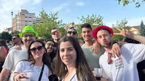 Más de 1.500 personas y una treintena de peñas dan el pistoletazo festivo a San Juan y San Pedro con un desfile vibrante entre banderas, música y emoción compartida.