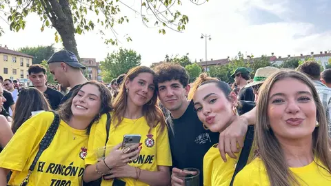 Más de 1.500 personas y una treintena de peñas dan el pistoletazo festivo a San Juan y San Pedro con un desfile vibrante entre banderas, música y emoción compartida.