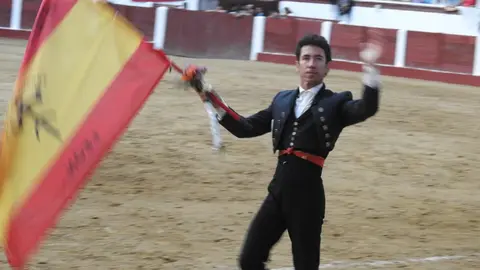 Ventura y Hernández salvan una tarde deslucida en León con una puerta grande compartida. Una mansa corrida de Soto de la Fuente condiciona el festejo, en el que Sergio Galán logra una oreja de mérito tras sufrir una caída sin consecuencias.