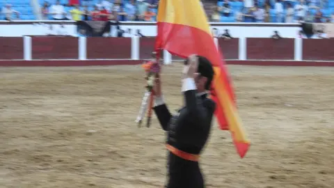 Ventura y Hernández salvan una tarde deslucida en León con una puerta grande compartida. Una mansa corrida de Soto de la Fuente condiciona el festejo, en el que Sergio Galán logra una oreja de mérito tras sufrir una caída sin consecuencias.