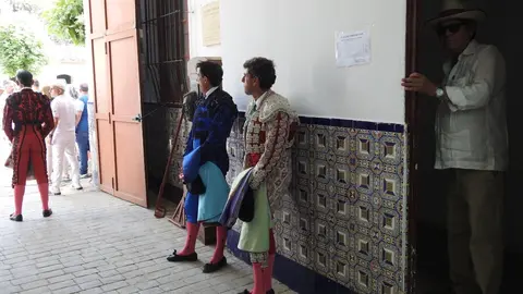 Ventura y Hernández salvan una tarde deslucida en León con una puerta grande compartida. Una mansa corrida de Soto de la Fuente condiciona el festejo, en el que Sergio Galán logra una oreja de mérito tras sufrir una caída sin consecuencias.