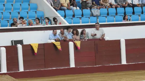 Ventura y Hernández salvan una tarde deslucida en León con una puerta grande compartida. Una mansa corrida de Soto de la Fuente condiciona el festejo, en el que Sergio Galán logra una oreja de mérito tras sufrir una caída sin consecuencias.