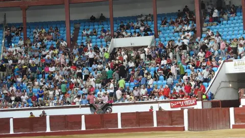 Ventura y Hernández salvan una tarde deslucida en León con una puerta grande compartida. Una mansa corrida de Soto de la Fuente condiciona el festejo, en el que Sergio Galán logra una oreja de mérito tras sufrir una caída sin consecuencias.