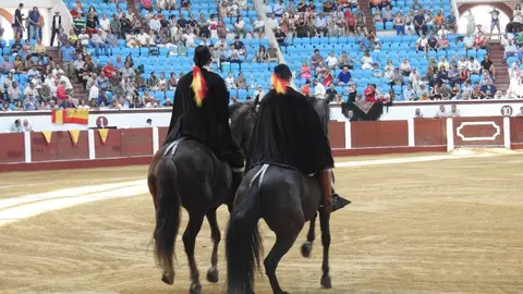 Ventura y Hernández salvan una tarde deslucida en León con una puerta grande compartida. Una mansa corrida de Soto de la Fuente condiciona el festejo, en el que Sergio Galán logra una oreja de mérito tras sufrir una caída sin consecuencias.