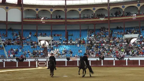 Ventura y Hernández salvan una tarde deslucida en León con una puerta grande compartida. Una mansa corrida de Soto de la Fuente condiciona el festejo, en el que Sergio Galán logra una oreja de mérito tras sufrir una caída sin consecuencias.