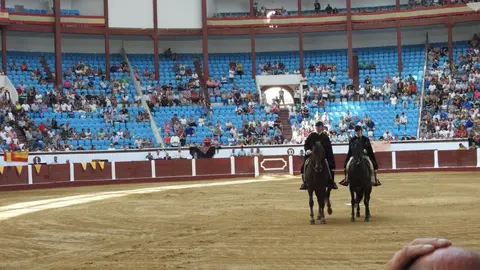 Ventura y Hernández salvan una tarde deslucida en León con una puerta grande compartida. Una mansa corrida de Soto de la Fuente condiciona el festejo, en el que Sergio Galán logra una oreja de mérito tras sufrir una caída sin consecuencias.