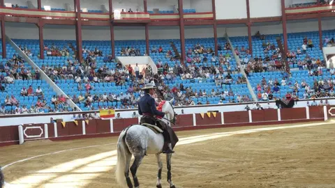 Ventura y Hernández salvan una tarde deslucida en León con una puerta grande compartida. Una mansa corrida de Soto de la Fuente condiciona el festejo, en el que Sergio Galán logra una oreja de mérito tras sufrir una caída sin consecuencias.