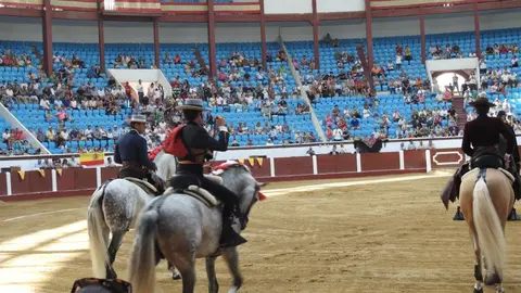 Ventura y Hernández salvan una tarde deslucida en León con una puerta grande compartida. Una mansa corrida de Soto de la Fuente condiciona el festejo, en el que Sergio Galán logra una oreja de mérito tras sufrir una caída sin consecuencias.