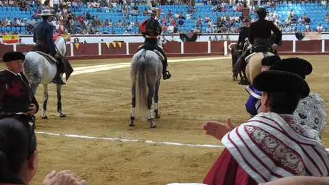 Ventura y Hernández salvan una tarde deslucida en León con una puerta grande compartida. Una mansa corrida de Soto de la Fuente condiciona el festejo, en el que Sergio Galán logra una oreja de mérito tras sufrir una caída sin consecuencias.