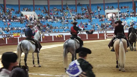 Ventura y Hernández salvan una tarde deslucida en León con una puerta grande compartida. Una mansa corrida de Soto de la Fuente condiciona el festejo, en el que Sergio Galán logra una oreja de mérito tras sufrir una caída sin consecuencias.