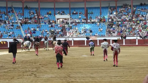 Ventura y Hernández salvan una tarde deslucida en León con una puerta grande compartida. Una mansa corrida de Soto de la Fuente condiciona el festejo, en el que Sergio Galán logra una oreja de mérito tras sufrir una caída sin consecuencias.