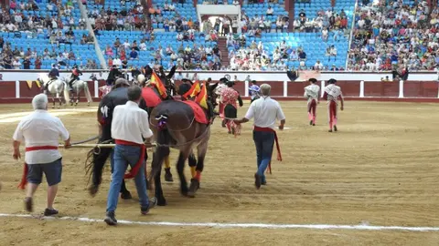 Ventura y Hernández salvan una tarde deslucida en León con una puerta grande compartida. Una mansa corrida de Soto de la Fuente condiciona el festejo, en el que Sergio Galán logra una oreja de mérito tras sufrir una caída sin consecuencias.