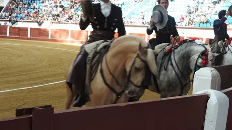 Ventura y Hernández salvan una tarde deslucida en León con una puerta grande compartida. Una mansa corrida de Soto de la Fuente condiciona el festejo, en el que Sergio Galán logra una oreja de mérito tras sufrir una caída sin consecuencias.