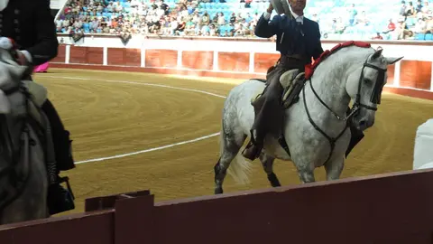 Ventura y Hernández salvan una tarde deslucida en León con una puerta grande compartida. Una mansa corrida de Soto de la Fuente condiciona el festejo, en el que Sergio Galán logra una oreja de mérito tras sufrir una caída sin consecuencias.