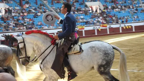 Ventura y Hernández salvan una tarde deslucida en León con una puerta grande compartida. Una mansa corrida de Soto de la Fuente condiciona el festejo, en el que Sergio Galán logra una oreja de mérito tras sufrir una caída sin consecuencias.